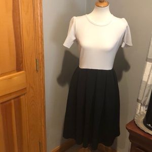 Lularoe Amelia black and white